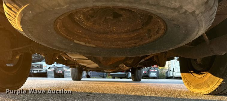 image for item DT2092 2004 Ford  Econoline E350 Super Duty van with bucket lift