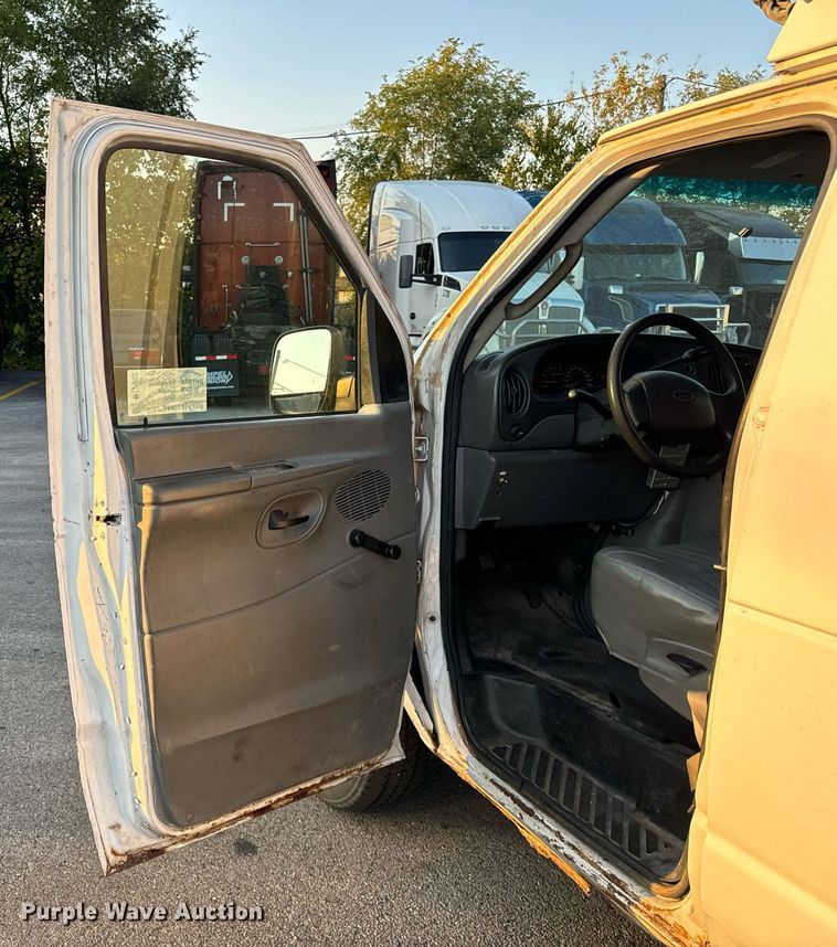 image for item DT2092 2004 Ford  Econoline E350 Super Duty van with bucket lift