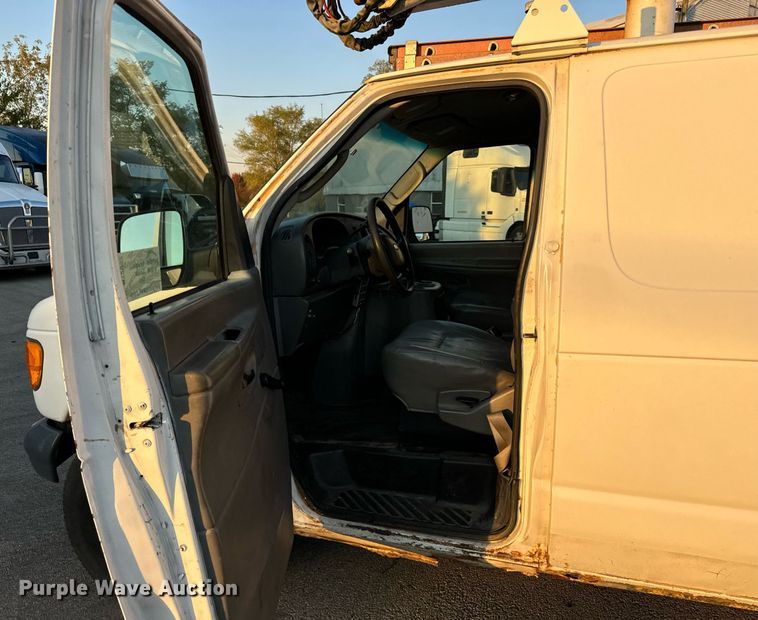 image for item DT2092 2004 Ford  Econoline E350 Super Duty van with bucket lift