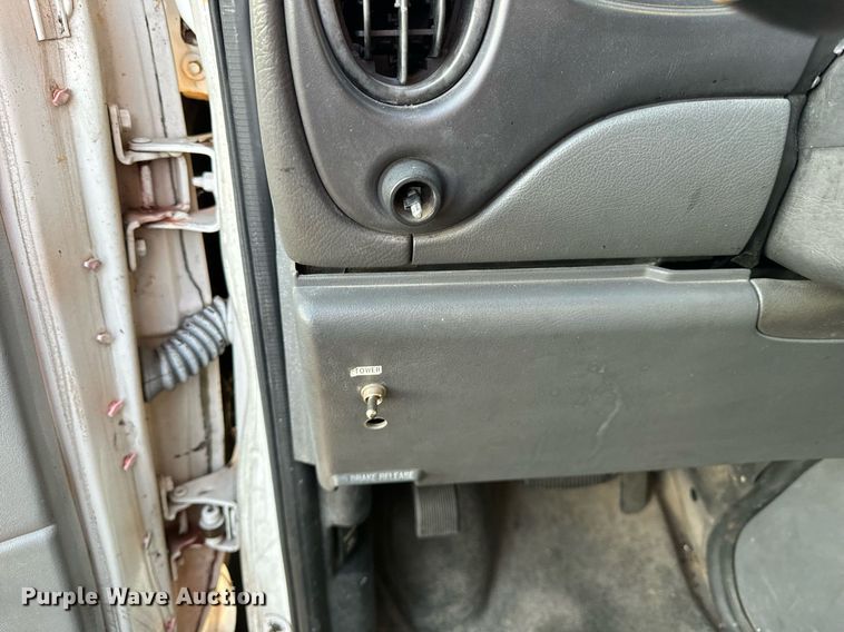 image for item DT2092 2004 Ford  Econoline E350 Super Duty van with bucket lift