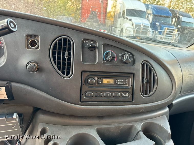 image for item DT2092 2004 Ford  Econoline E350 Super Duty van with bucket lift