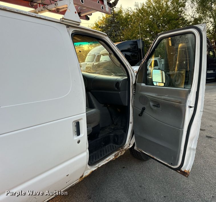 image for item DT2092 2004 Ford  Econoline E350 Super Duty van with bucket lift