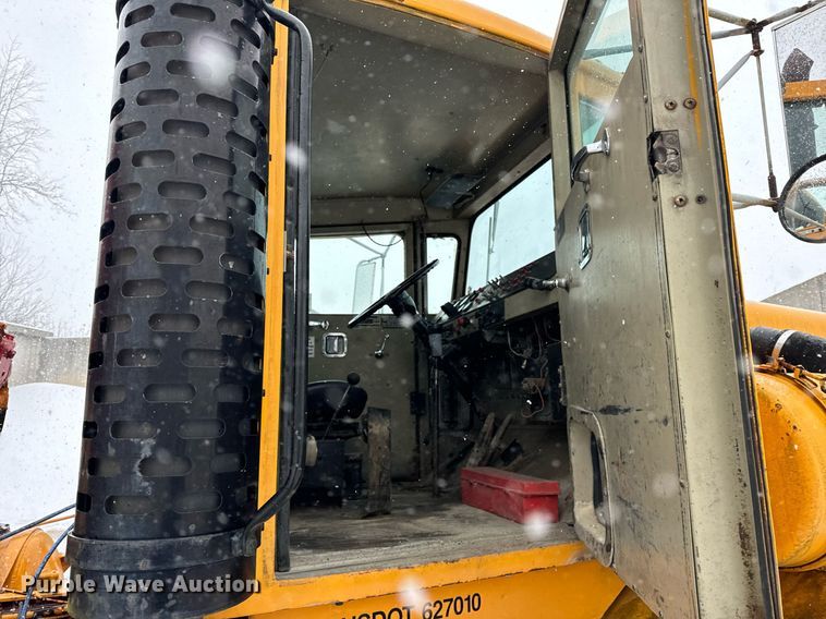 image for item DT2249 1988 Oshkosh  F-1840-SP ready mix truck