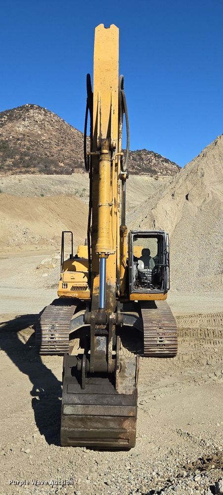 image for item DT5371 2005 John Deere 330C LC excavator