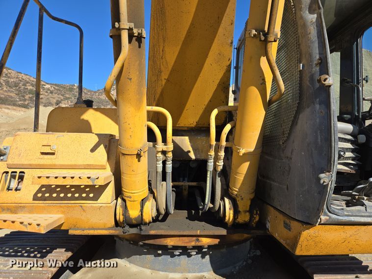 image for item DT5371 2005 John Deere 330C LC excavator