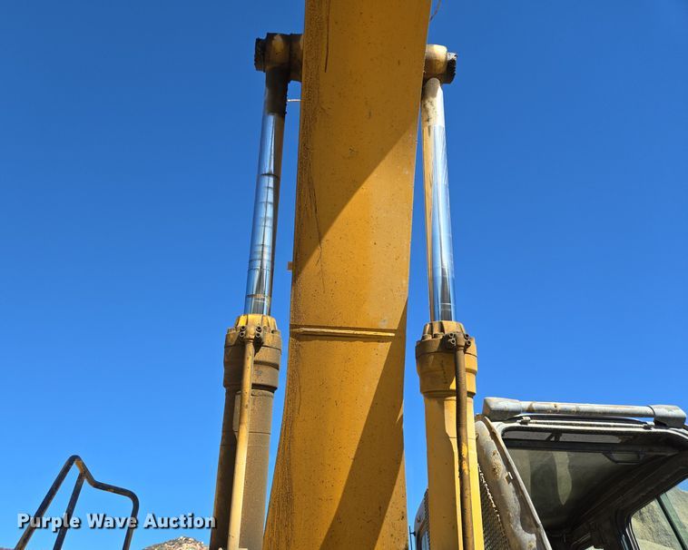 image for item DT5371 2005 John Deere 330C LC excavator