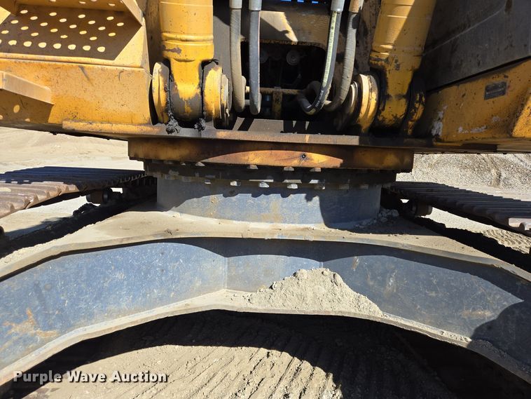 image for item DT5371 2005 John Deere 330C LC excavator