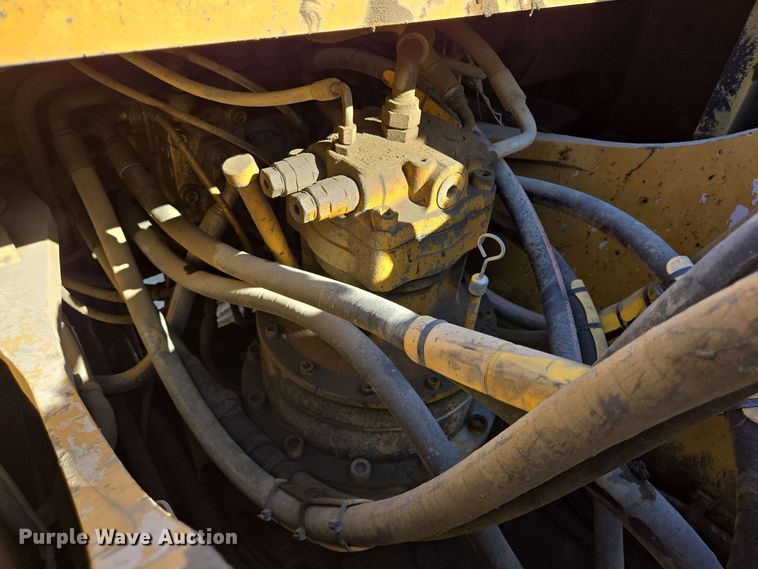 image for item DT5371 2005 John Deere 330C LC excavator