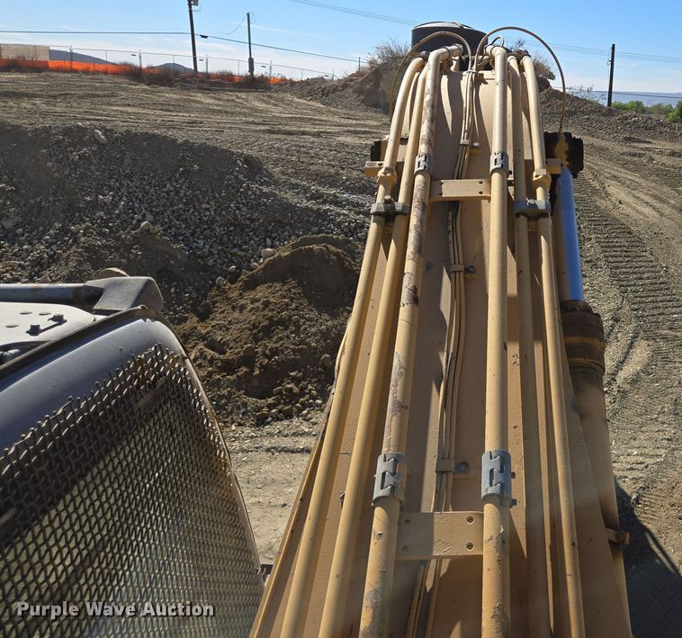 image for item DT5371 2005 John Deere 330C LC excavator