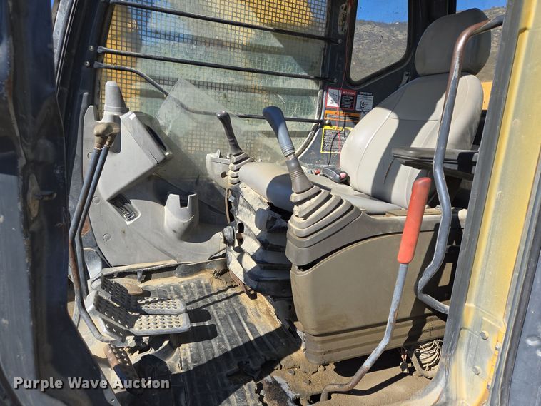 image for item DT5371 2005 John Deere 330C LC excavator