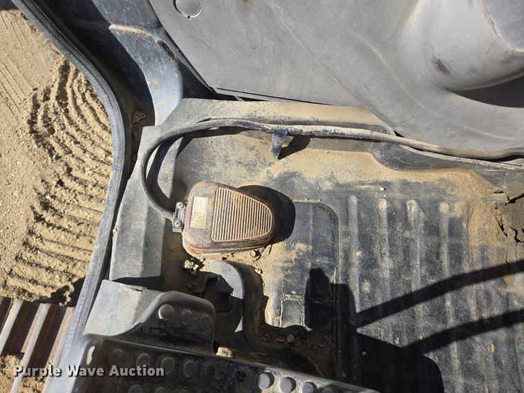 image for item DT5371 2005 John Deere 330C LC excavator