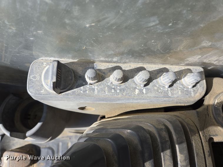 image for item DT5371 2005 John Deere 330C LC excavator