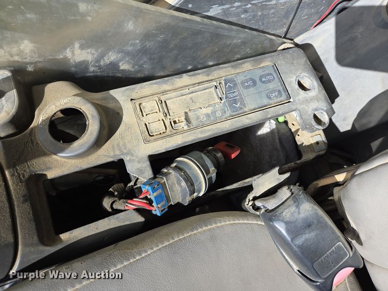 image for item DT5371 2005 John Deere 330C LC excavator