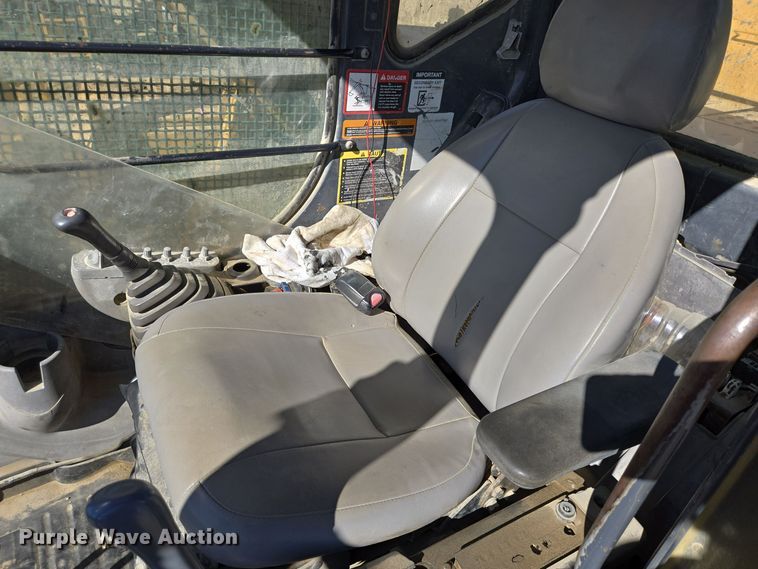 image for item DT5371 2005 John Deere 330C LC excavator