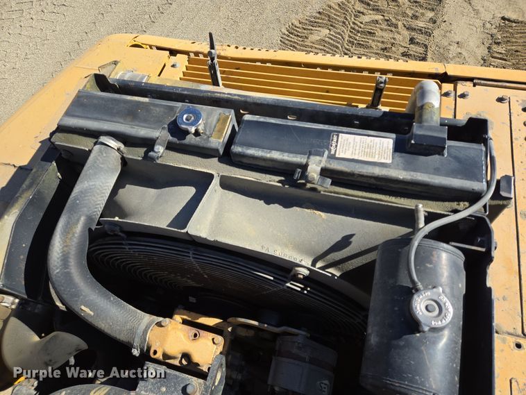 image for item DT5371 2005 John Deere 330C LC excavator