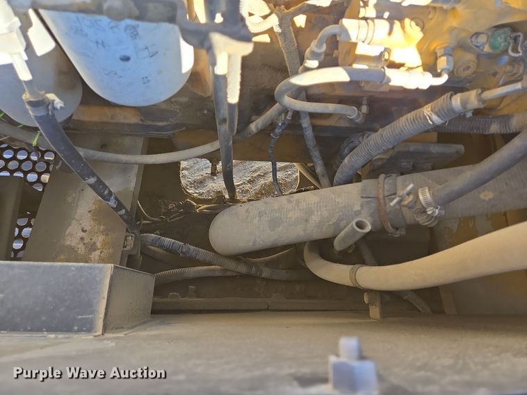 image for item DT5371 2005 John Deere 330C LC excavator