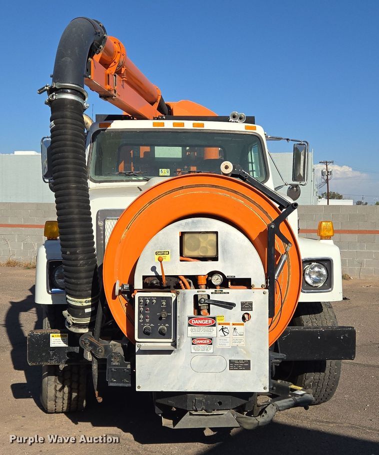 image for item DT5390 2002 International 2554 sewer jetter truck