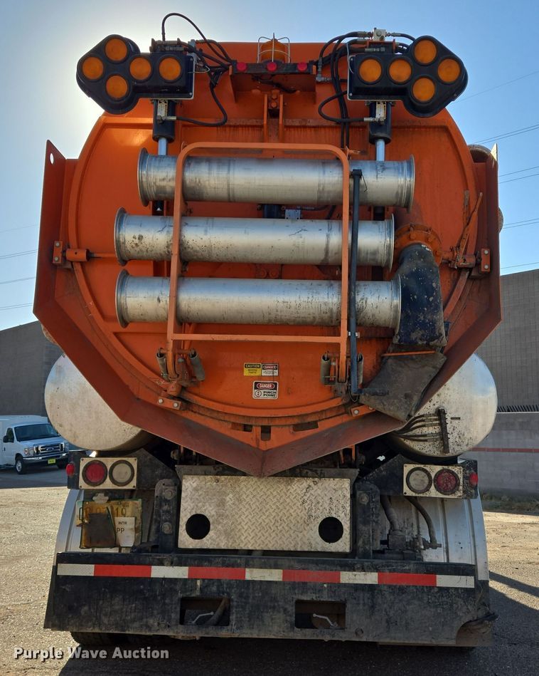 image for item DT5390 2002 International 2554 sewer jetter truck