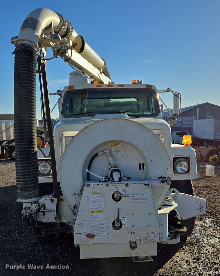 image for item DT5395 2001 International 2554 4X2 sewer jetter truck
