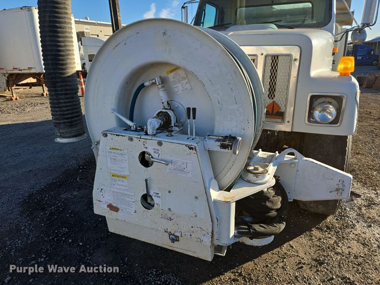 image for item DT5395 2001 International 2554 4X2 sewer jetter truck