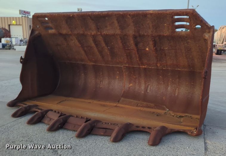 image for item DT6576 Hensley Komatsu WA600-6 wheel loader bucket