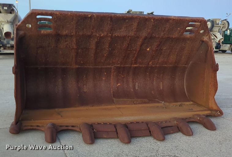 image for item DT6576 Hensley Komatsu WA600-6 wheel loader bucket