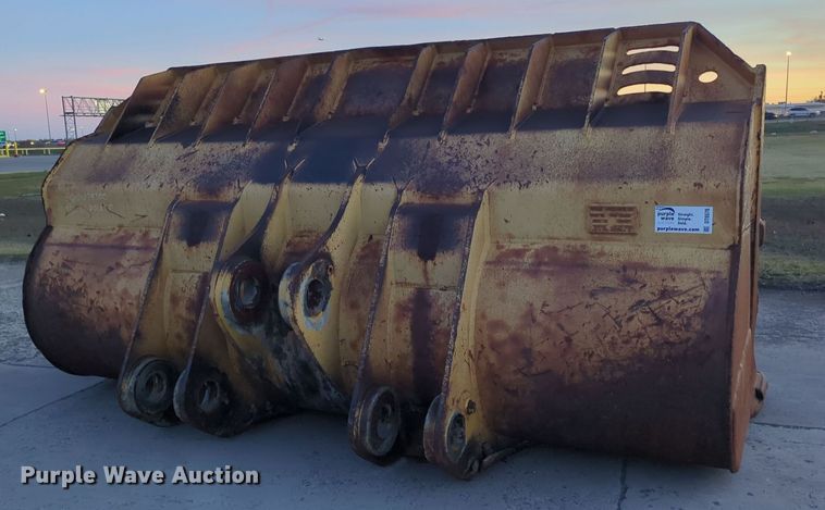 image for item DT6576 Hensley Komatsu WA600-6 wheel loader bucket