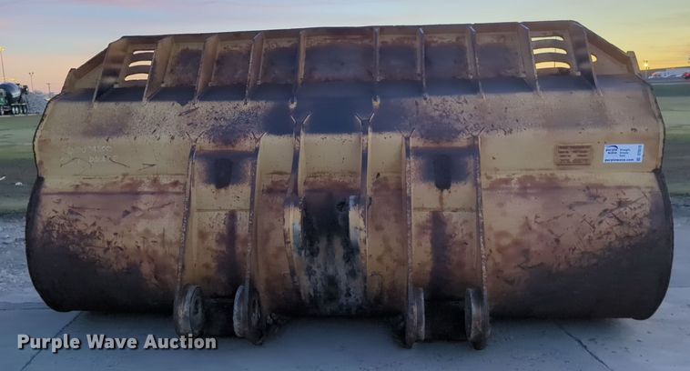 image for item DT6576 Hensley Komatsu WA600-6 wheel loader bucket