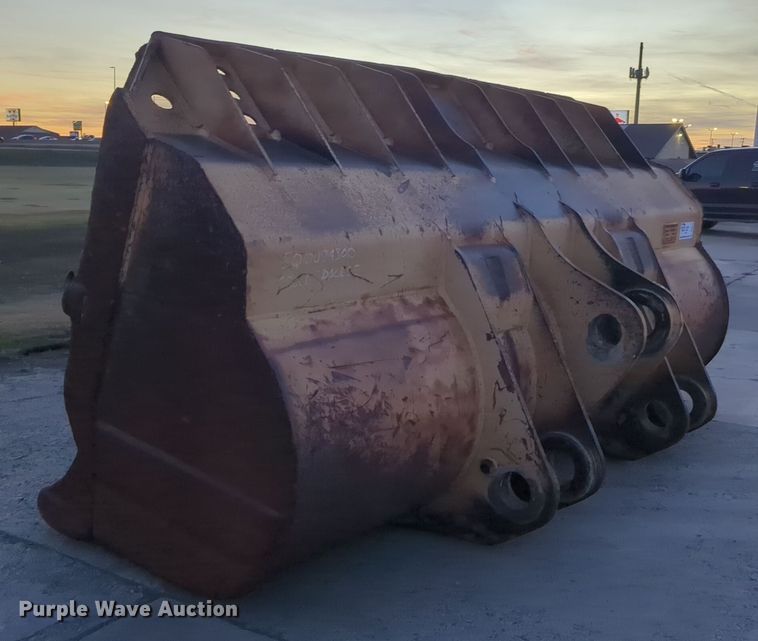 image for item DT6576 Hensley Komatsu WA600-6 wheel loader bucket