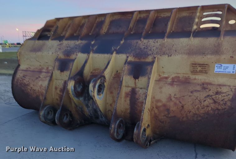 image for item DT6576 Hensley Komatsu WA600-6 wheel loader bucket