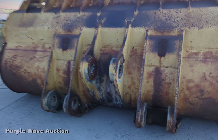 image for item DT6576 Hensley Komatsu WA600-6 wheel loader bucket