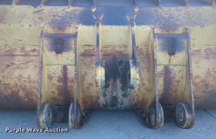 image for item DT6576 Hensley Komatsu WA600-6 wheel loader bucket