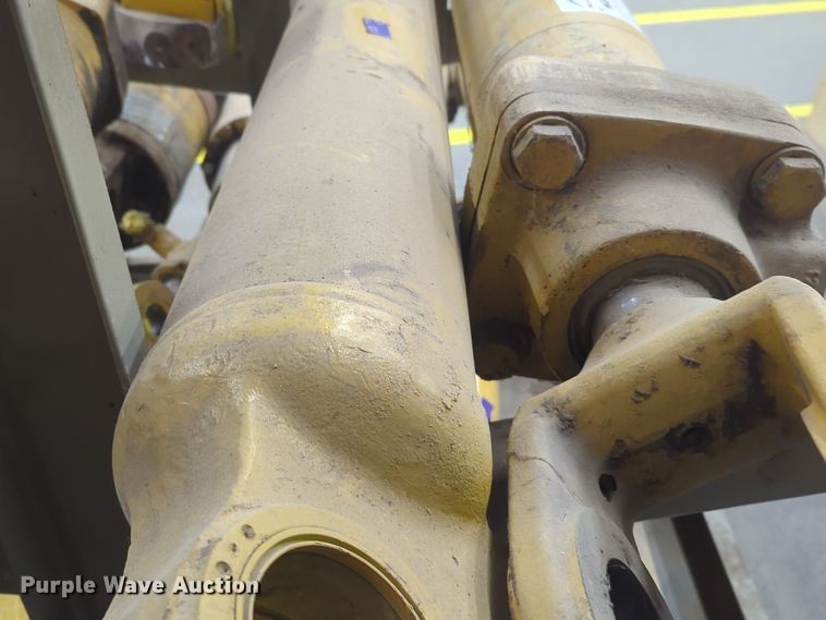 image for item DT6602 (4) Caterpillar 950G hydraulic cylinders