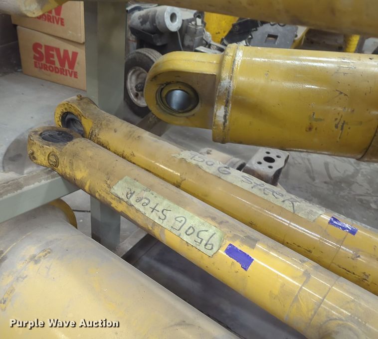image for item DT6602 (4) Caterpillar 950G hydraulic cylinders