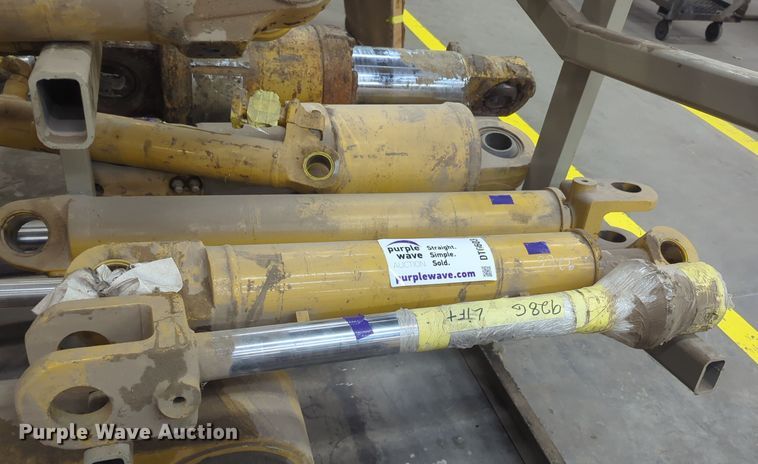 image for item DT6603 (3) Caterpillar 928G hydraulic cylinders