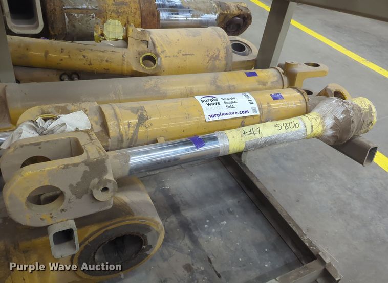image for item DT6603 (3) Caterpillar 928G hydraulic cylinders