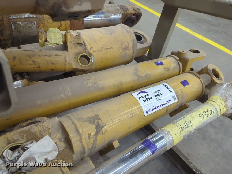 image for item DT6603 (3) Caterpillar 928G hydraulic cylinders