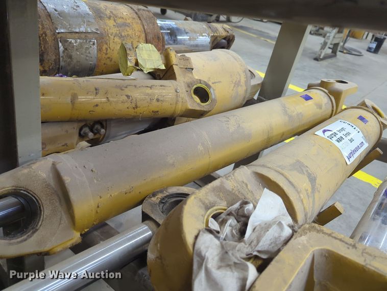 image for item DT6603 (3) Caterpillar 928G hydraulic cylinders
