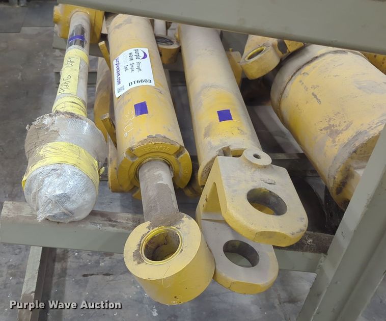 image for item DT6603 (3) Caterpillar 928G hydraulic cylinders