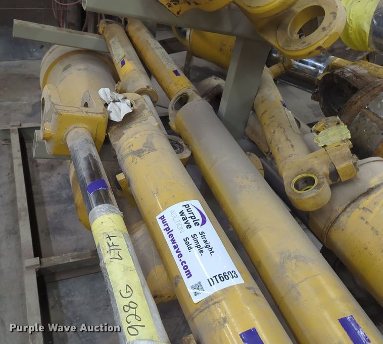 image for item DT6603 (3) Caterpillar 928G hydraulic cylinders