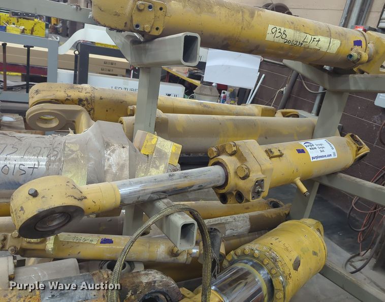 image for item DT6604 (2) Caterpillar 938G hydraulic cylinders