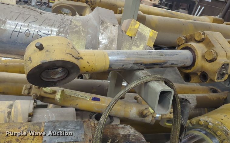 image for item DT6604 (2) Caterpillar 938G hydraulic cylinders