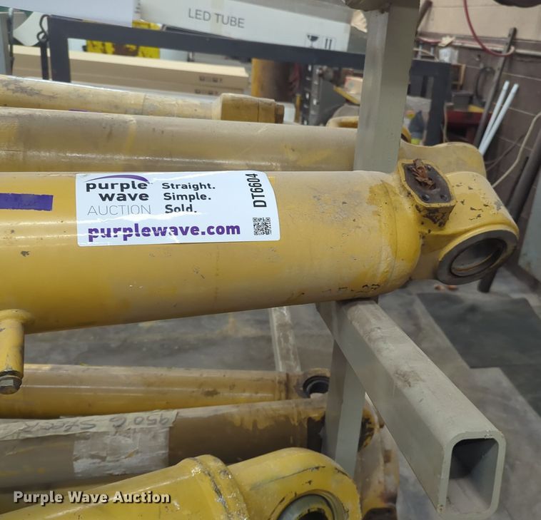 image for item DT6604 (2) Caterpillar 938G hydraulic cylinders