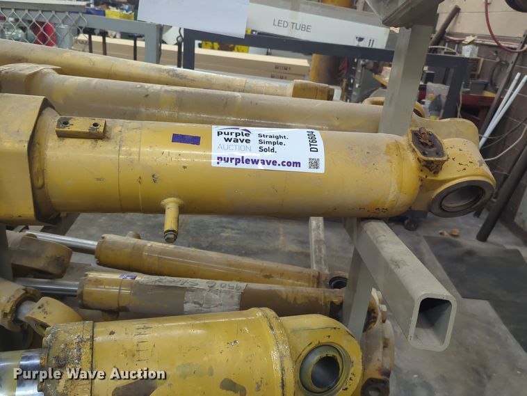 image for item DT6604 (2) Caterpillar 938G hydraulic cylinders