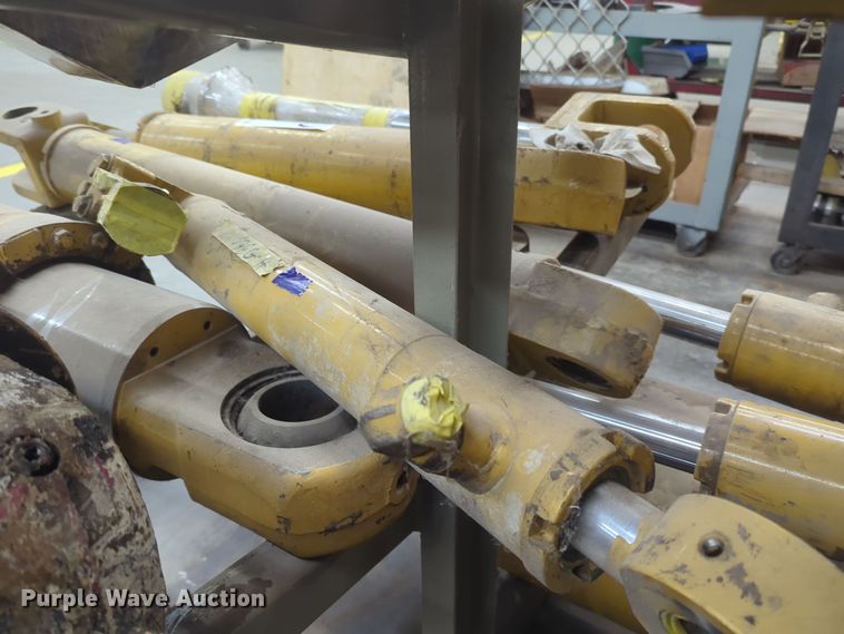 image for item DT6604 (2) Caterpillar 938G hydraulic cylinders