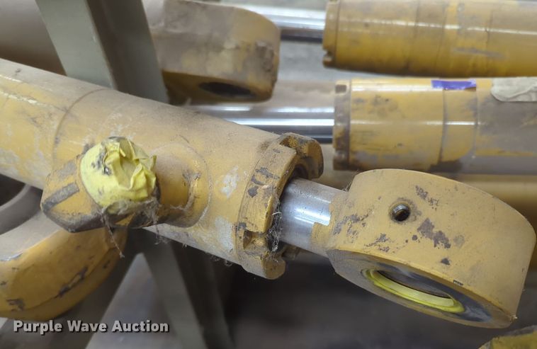 image for item DT6604 (2) Caterpillar 938G hydraulic cylinders