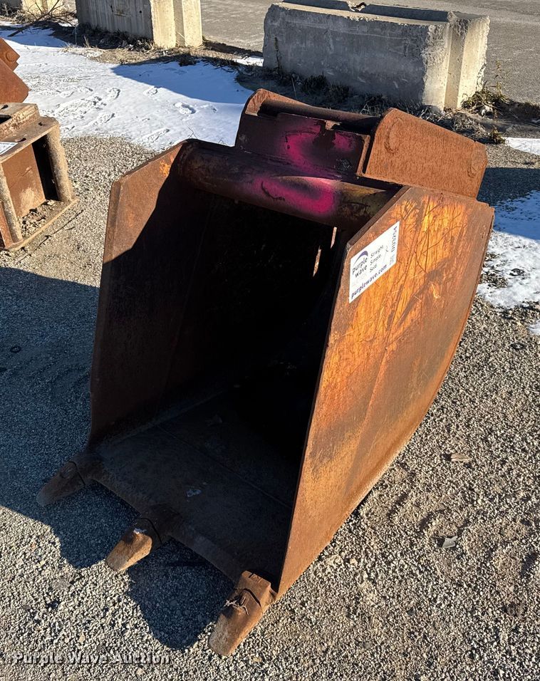 Excavator bucket in Hillside, IL | Item DU3254 sold | Purple Wave