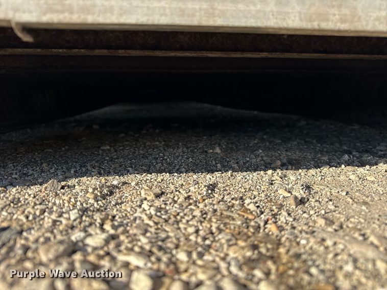 image for item DU3265 2004 Utilimaster box bed