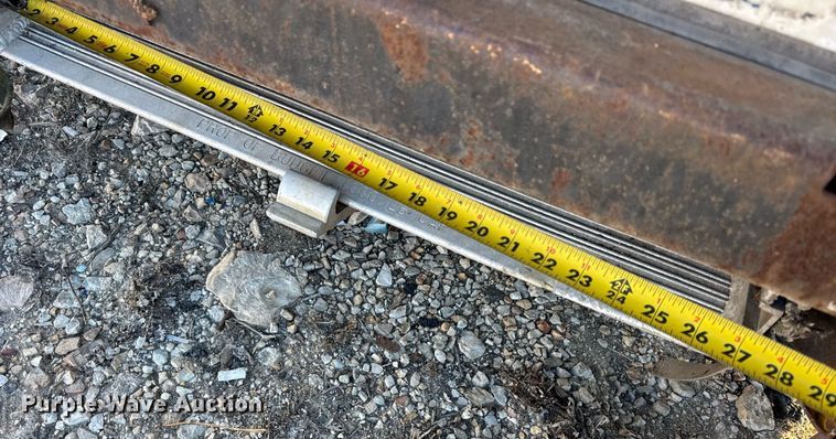 image for item DU3265 2004 Utilimaster box bed