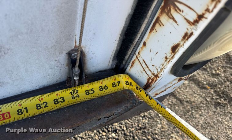 image for item DU3265 2004 Utilimaster box bed